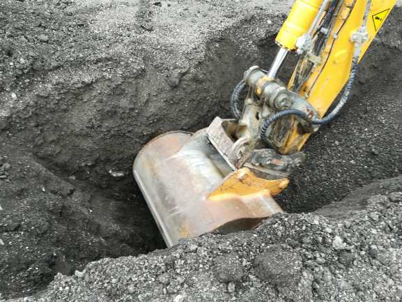 Baggerschaufel in Grube