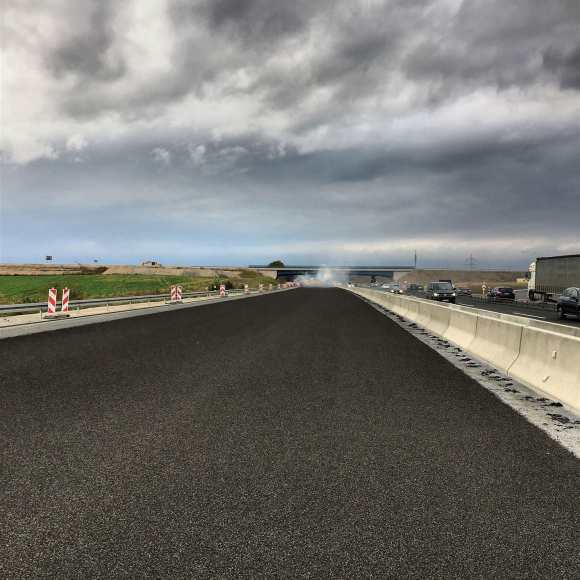 Bauatelle geteerte Straße